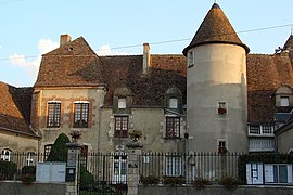 Manoir de Cluis-Dessus, ancienne forteresse médiévale réaménagée au XVIIème siècle. Elle abrite aujourd'hui la mairie du village