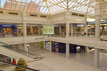 The Howard Centre atrium in May 2017 Cmglee Welwyn Garden City Howard Centre.jpg