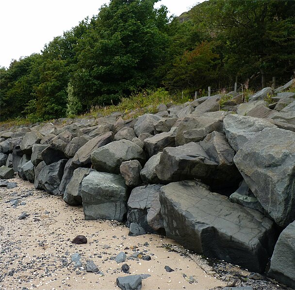 File:Coastal defences - geograph.org.uk - 5182410.jpg