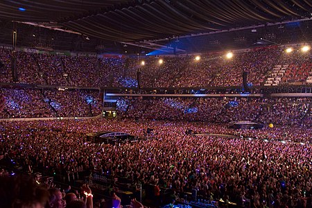 Tập_tin:Coldplay_perform_"Up&Up",_Amsterdam_Arena,_June_2016_(5).jpg