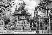 English: Christopher Columbus monument in the early 1900s. Español: Estatua de Colón y quiosco a principios del siglo XX.