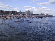 Strand von Coney Island mit den Vergnügungsparks und den Hochhäusern dahinter