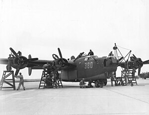 Konsolideret B-24 "Liberator" får en komplet eftersyn inden flyvning (00910460 086) .jpg