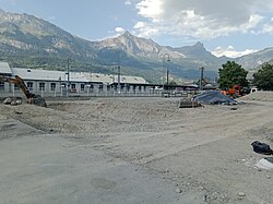 Construction en août 2023 de la gare aval de la télécabine accolée à la gare de Saint-Gervais-les-Bains-Le Fayet avec en arrière plan le massif du Faucigny.