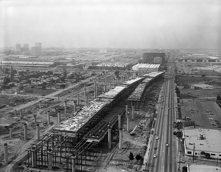 File:Construction of Century Freeway off Imperial Blvd.jpg