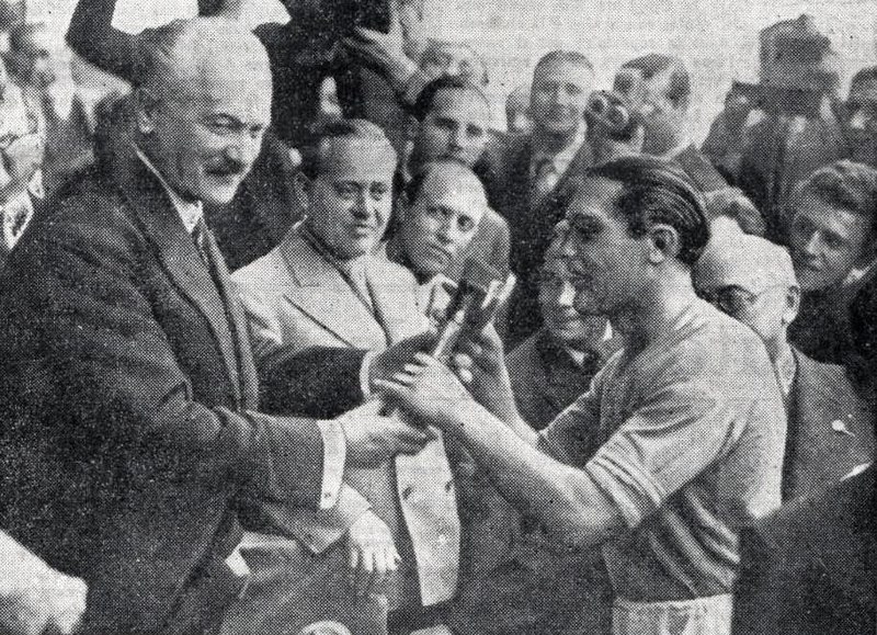 File:Coupe du monde de football 1938, le président Albert Lebrun remet la Coupe Jules Rimet à Giuseppe Meazza.jpg