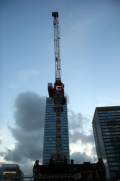 File:Crane on Akihabara Center Place Building construction site (2006-08-19 18.21.29 by OiMax).jpg