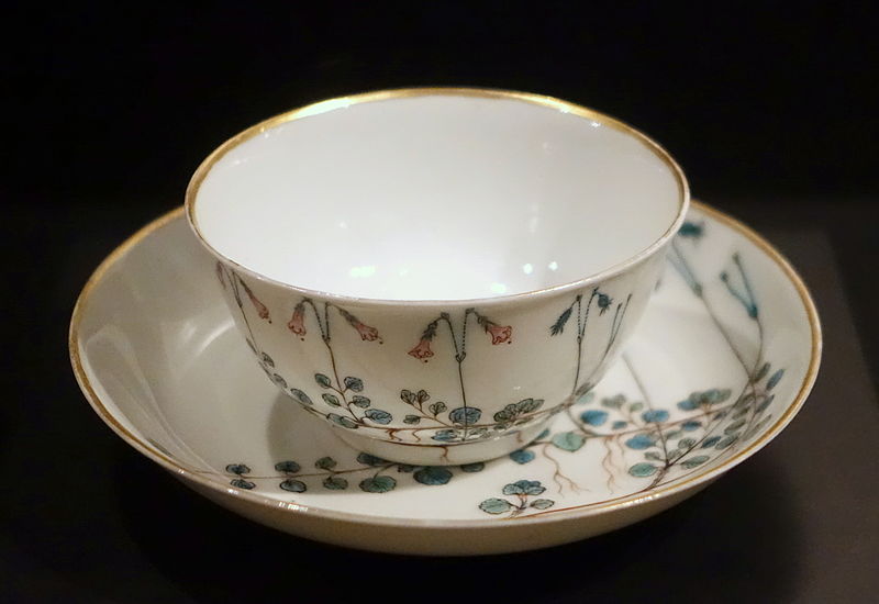 File:Cup and dish, part of service commissioned for Carl von Linne, China, Qing dynasty, Qianlong period, c. 1755 AD, porcelain - Östasiatiska museet, Stockholm - DSC09505.JPG