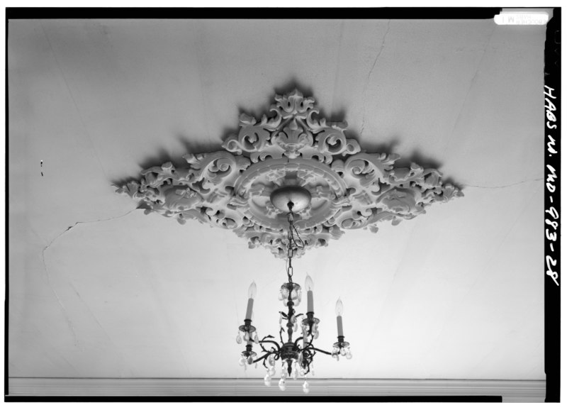 File:DETAIL VIEW OF PLASTER CEILING MEDALLION IN WEST FRONT ROOM IN MIDDLE SECTION - Hazelwood, 18611 Queen Anne Road, Upper Marlboro, Prince George's County, MD HABS MD,17-MARBU,12-28.tif