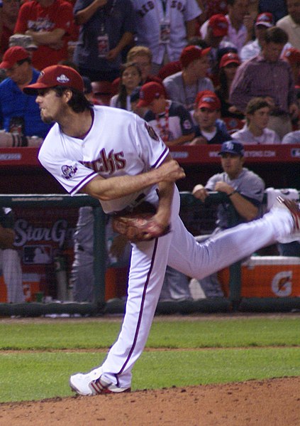 Haren pitching during the 2009 All-Star Game in St. Louis