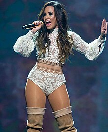 Demi Lovato - la actriz, musico,  la celebridad hermosa, talentosa,  de la ascendencia Irlandes, Escosés, Inglés, Mexicano,  en 2023