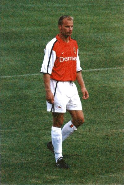 Bergkamp playing for Arsenal in 2001