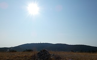 Depuis les Estrugets avec vue sur le Mourre Nègre sommet du Luberon à 1125m d'altitude