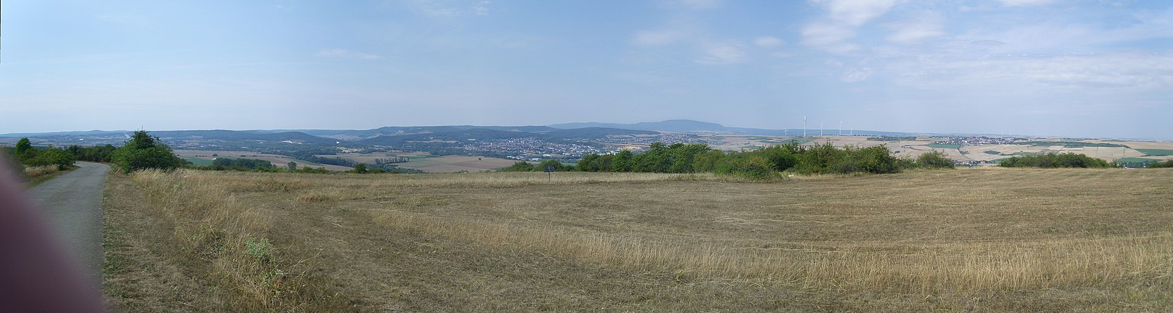 Blick vom Grünstadter Berg auf das Eisenberger Becken mit Eisenberg und Kerzenheim; rechts dahinter der Donnersberg