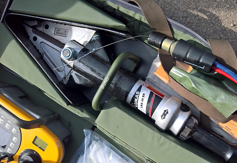 File:Dresden City Festival from 19.08.2022 to 21.08.2022 - Downtown in Dresden - Hydraulic rescue shears of the German Bundeswehr - Image 1.jpg