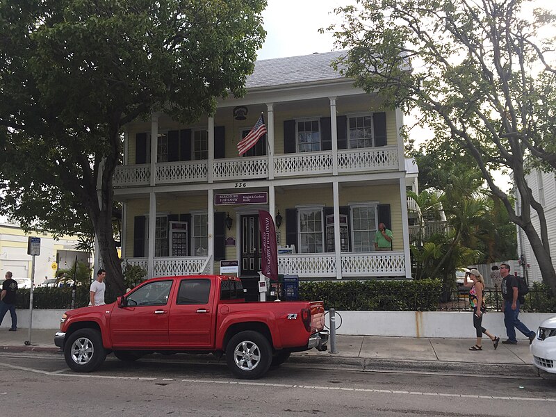 File:Duval Street, Key West, FL - 28222223338.jpg