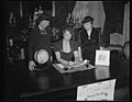ER (i.e., Eleanor Roosevelt) globes, 2 women LCCN2016894432.jpg
