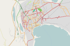 Mapa konturowa Baku, blisko centrum na lewo znajduje się punkt z opisem „Bakijski Uniwersytet Państwowy”
