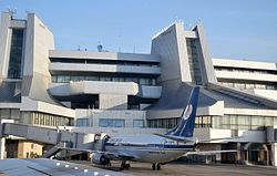 EW-308PA Boeing 737-3K2 Belavia surirantaj ĉe MSQ.jpg