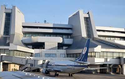 Boeing 737—300 авиакомпании «Белавиа» у телетрапа в аэропорту Минска