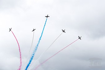 慶祝雙十國慶，空軍雷虎小組10日上午進行起飛前360度檢查，特地在座艙貼上國旗的機隊依序起飛，在本場先以大雁隊形通過，接續於府前慶典活動最後，壓軸衝場，並施放藍白紅三色彩煙，為中華民國109年國慶慶祝大會畫下圓滿的句點，祝賀中華民國國運昌隆，全體國人安居樂業；此外，F-16V戰機也採5機大雁隊形編隊，由總統府後方向前通過觀禮臺上空。