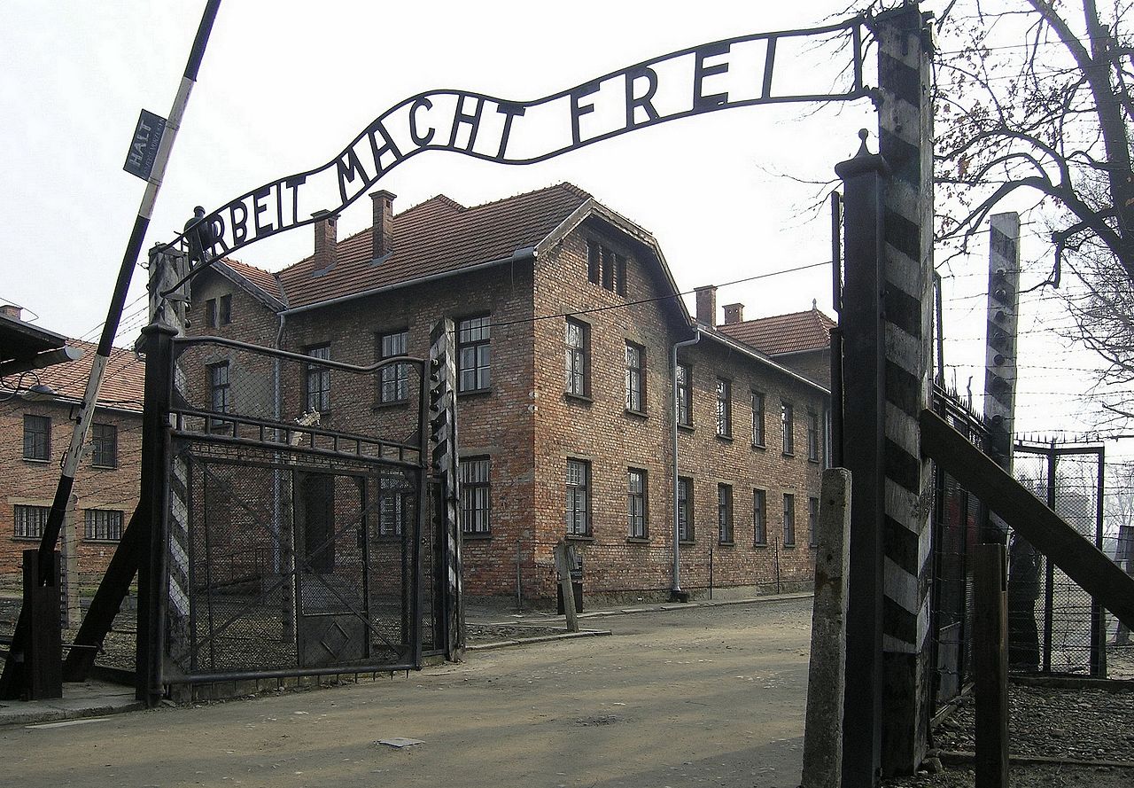 Eingangstor des KZ Auschwitz, Arbeit macht frei (2007).jpg