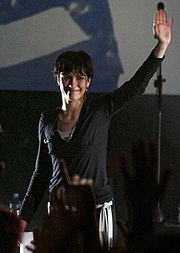 Elisa Toffoli co-wrote 7 songs from Riflessi di me, including the single Distratto.