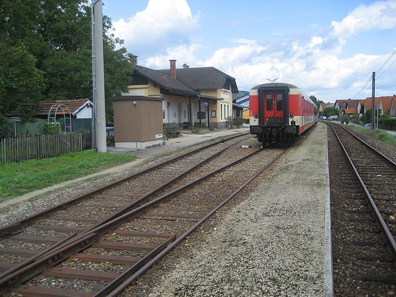 File:Emmersdorf an der Donau-Bf-01.jpg