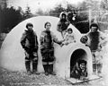 Eskimska obitelj u iglu (1909)