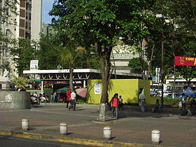 Exterior de la estación en 2004.