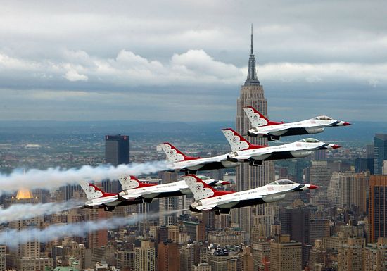 F-16 Fighting Falcons above New York City.jpg