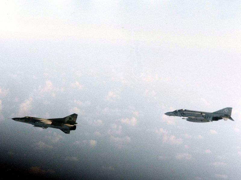 File:F-4J of VF-74 with Libyan MiG-23 over Gulf of Sidra 1981.jpg