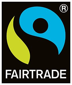 Mustallapohjalla pyörämuotoinen logo, jossa keskellä musta hahmo, alhaalla lukee Fairtrade.