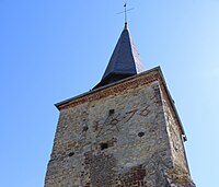 Le haut du donjon qui porte la date de 1676 en briques vernissées et les meurtrières de la salle de refuge.