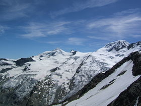 Feegletscher vue du nord. Depuis la gauche, l'Allalinhorn, à droite derrière le Rimpfischhorn, tout à droite l'Alphubel.
