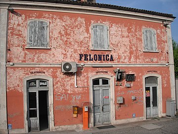 Fichier:Felonica_Train_Station.jpg