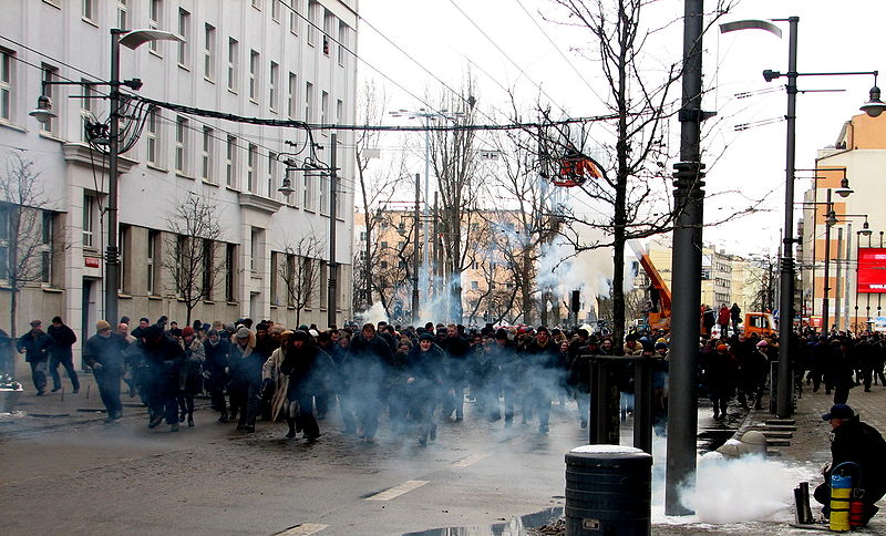 File:Filmmaking of 'Black Thursday' on crossway of ulica Świętojańska and Aleja Józefa Piłsudskiego in Gdynia - 045.jpg