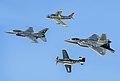 F-16戰隼戰鬥機、F-86軍刀戰鬥機、P-51野馬戰鬥機、F-22猛禽戰鬥機（從左到右）
