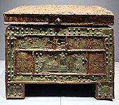 Cufăr pe care e reprezentat un sacrificiu al lui Jupiter; secolul I d.Hr.; lemn, fier și bronz; din Pompeii; Muzeul Arheologic Național din Napoli (Napoli, Italia)