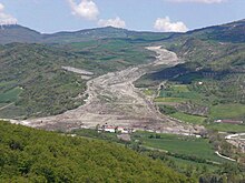 La frana di Montaguto vista dalla strada che da Savignano Irpino conduce a Montaguto Scalo