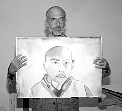 Francesco Clemente fotografato a San Francisco nel 1991 con il proprio Autoritratto