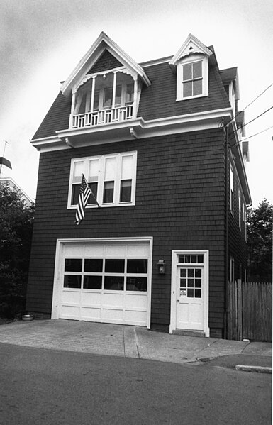 File:Franklin Street Fire Station, 1991 (49521746152).jpg