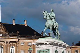 English: Frederik V statue in Amalienborg Palace in Copenhagen. Deutsch: Reiterstatue Friedrich V. im Schloss Amalienborg, Kopenhagen, Dänemark.