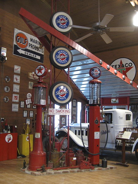 File:FtLauderdaleAntiqueCarMusuemAug08GasPumpsPackardParts.jpg