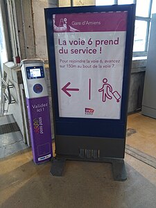 Signalétique spécifique à la voie 6 et valideur de carte Pass Pass, en gare d'Amiens (2024).