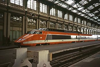 Rame de TGV à la gare de Paris-Lyon en 1982, portant la couleur orange de la livré originale. (définition réelle 3 599 × 2 399)