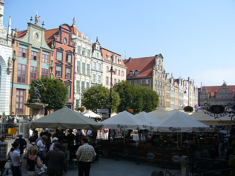 File:Gdańsk - Townhouses, Długi Targ street.JPG