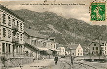 Le bourg fut desservi de 1895 à 1938 par une ligne de chemin de fer secondaire reliant Ronchamp à Saint-Antoine, exploitée par les Chemins de fer vicinaux de la Haute-Saône. Ici la gare de Plancher-Haut.