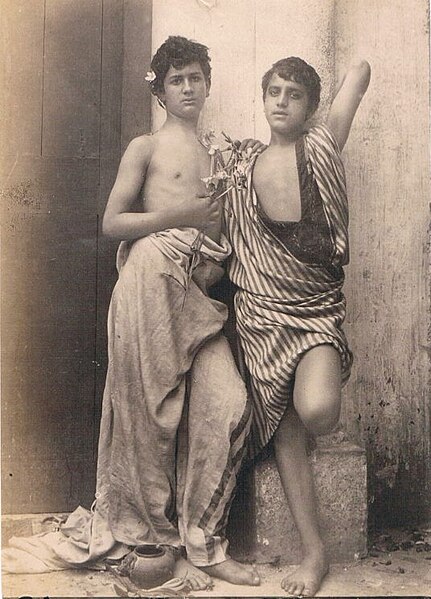 File:Gloeden, Wilhelm von (1856-1931) - n. 1190 - Pasquale e Pinnello drappeggiati.jpg