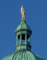 Ջորջ Վանկուվերի ոսկեզօծ արձանը Բրիտանական Կոլումբիայի խորհրդարանի շենքի գմբեթին